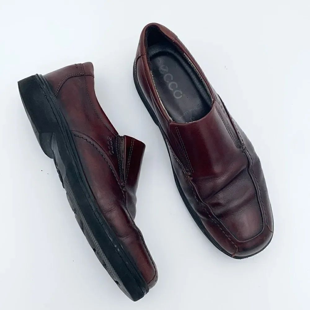 ECCO mahogany, brown leather slip on men’s loafers size 43
